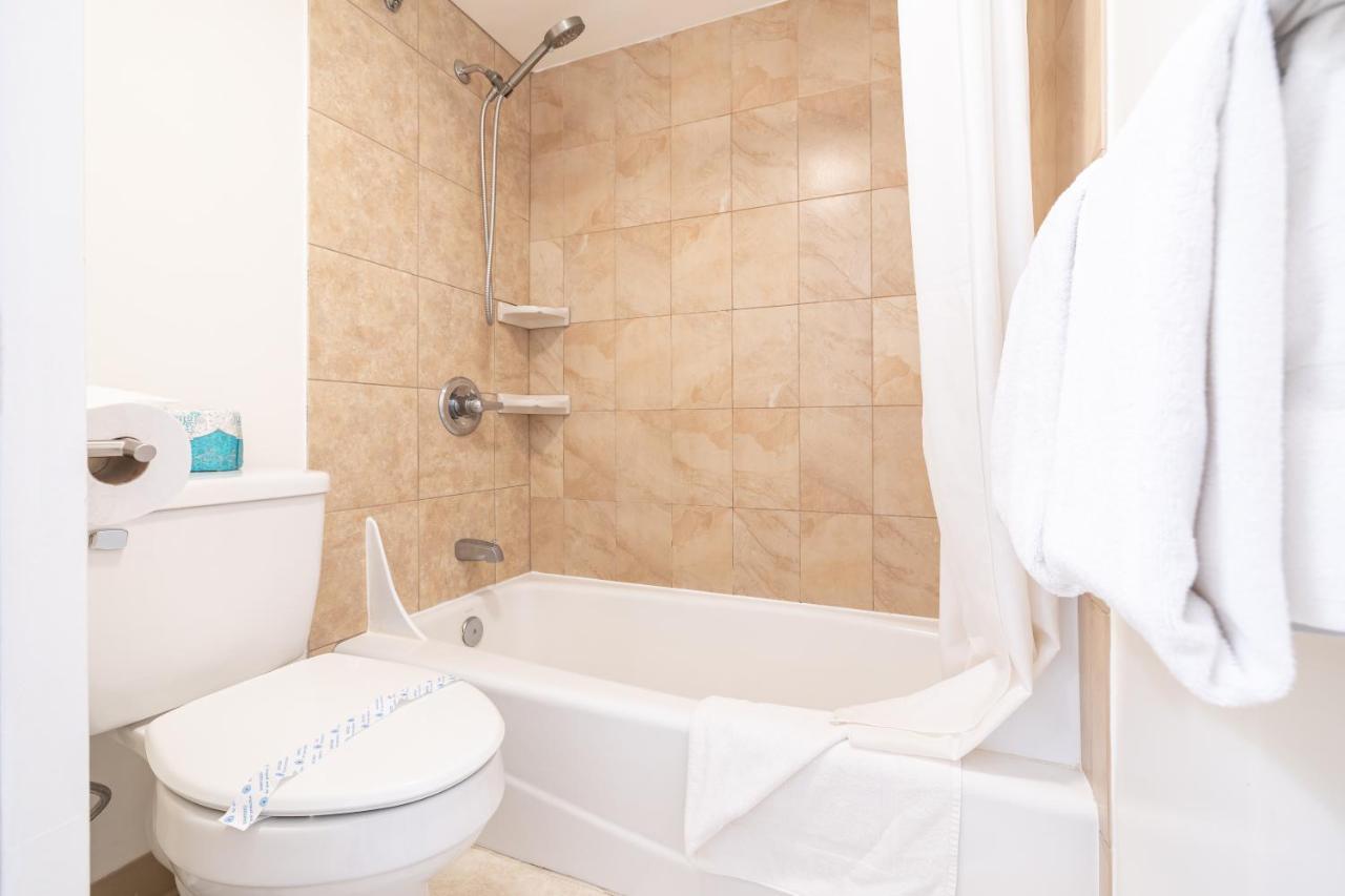 Waikiki Escapade Mountain Views Condo, Steps To Beach With Parking Perk Honolulu Exteriör bild