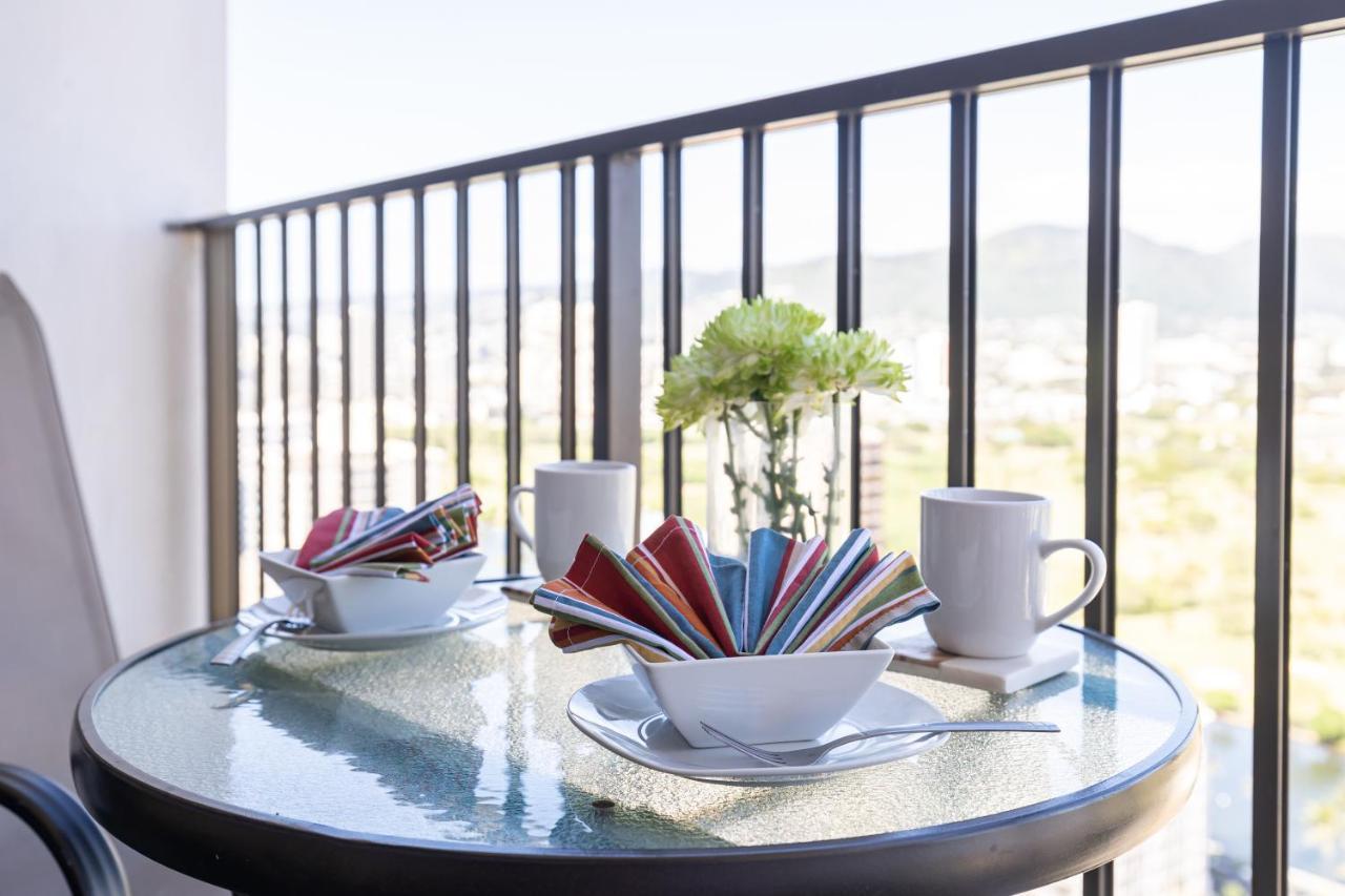 Waikiki Escapade Mountain Views Condo, Steps To Beach With Parking Perk Honolulu Exteriör bild