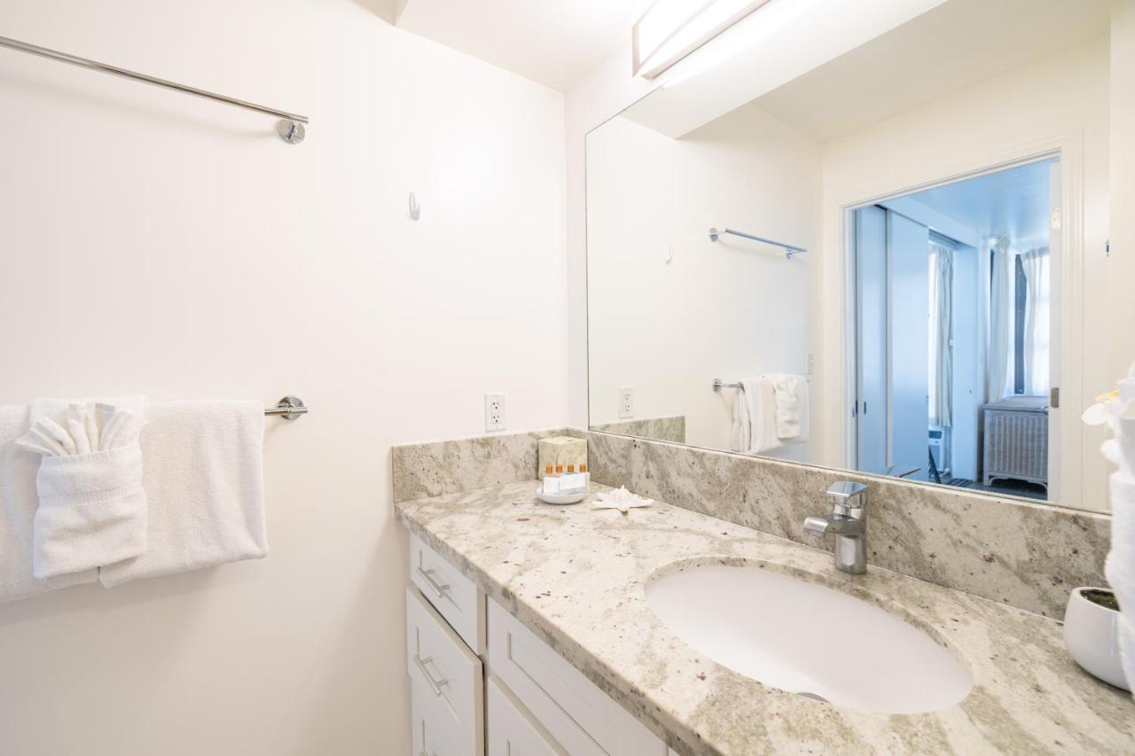 Waikiki Escapade Mountain Views Condo, Steps To Beach With Parking Perk Honolulu Exteriör bild