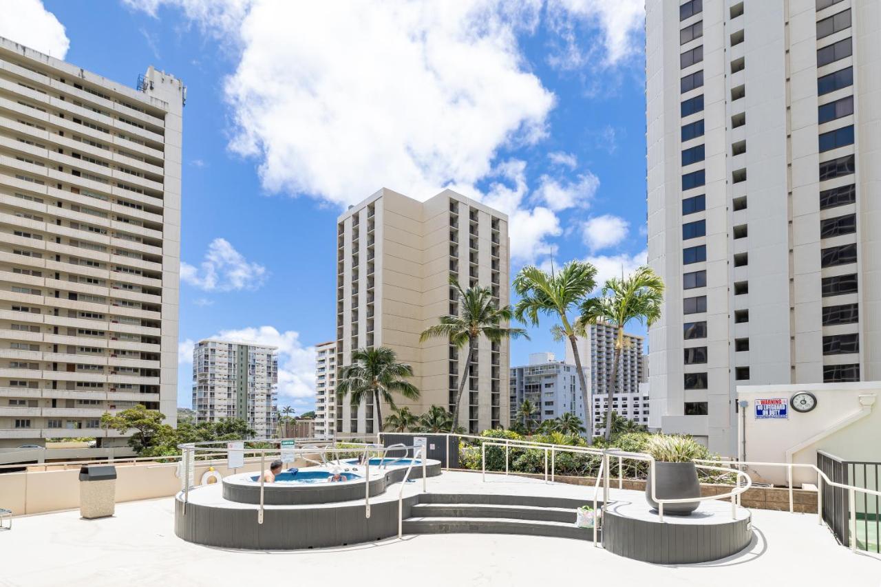 Waikiki Escapade Mountain Views Condo, Steps To Beach With Parking Perk Honolulu Exteriör bild